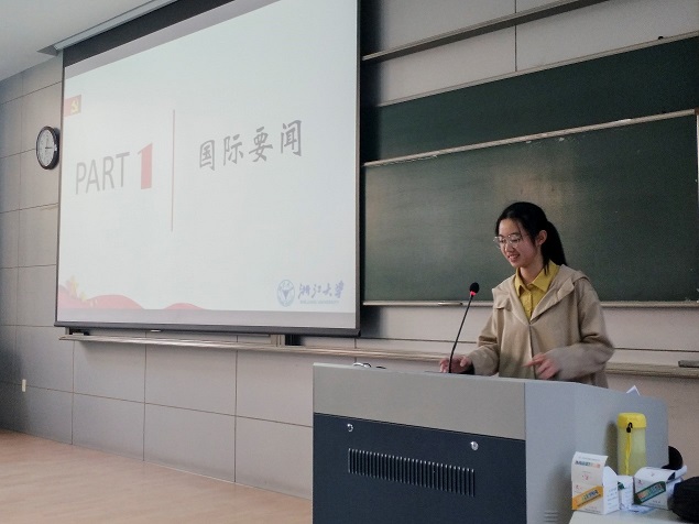 5bdc07da419a6.jpg 图1-团支书周洋在解-读时事新闻.jpg